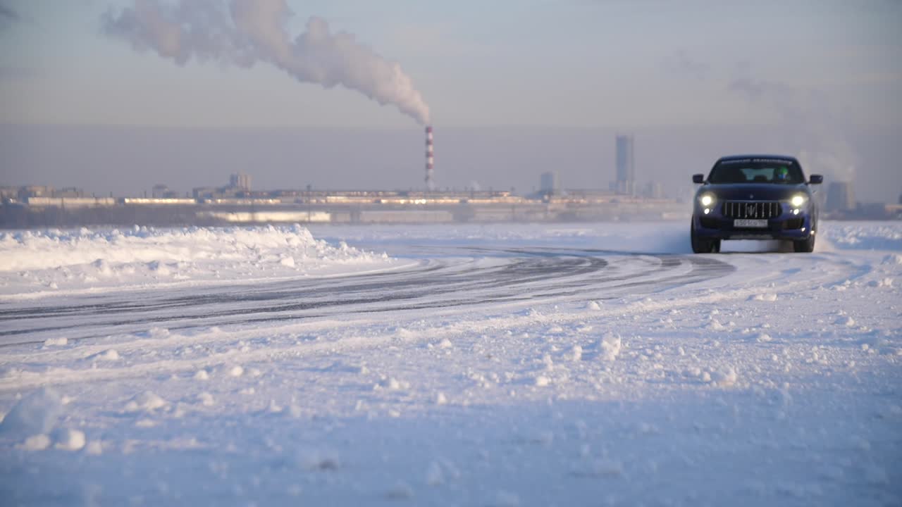 얼어붙은 호수에서 마세라티 suv 테스트 드라이브