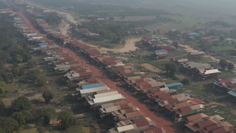 Weitwinkelaufnahme-Eines-Dorfes-Auf-Stelzen-Entlang-Des-Flusses-Tonle-Sap