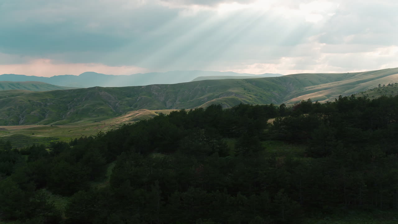 숲과 구름이 있는 산악 풍경