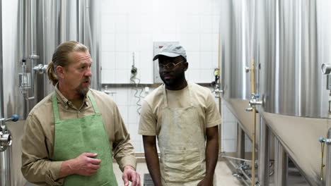 deux hommes dans une usine