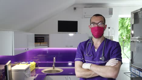 médico en el consultorio médico
