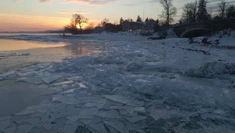 Formaciones-De-Hielo-A-Orillas-Del-Lago-Superior,-Puesta-De-Sol-De-Invierno