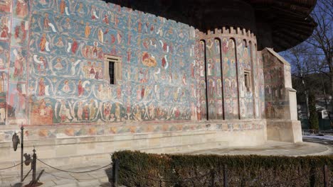 detalle de la pared en el monasterio de voronet, moldavia, rumania - plano amplio y estático