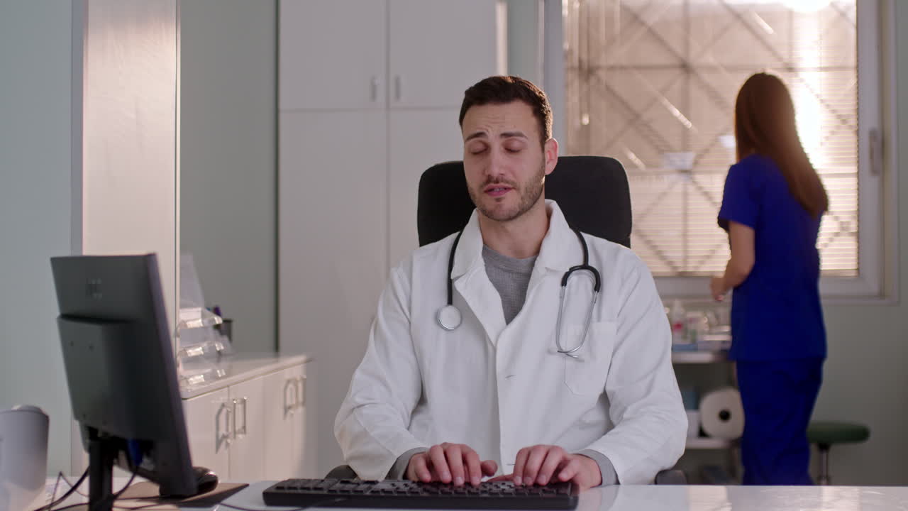 Medico che lavora alla sua scrivania in una clinica