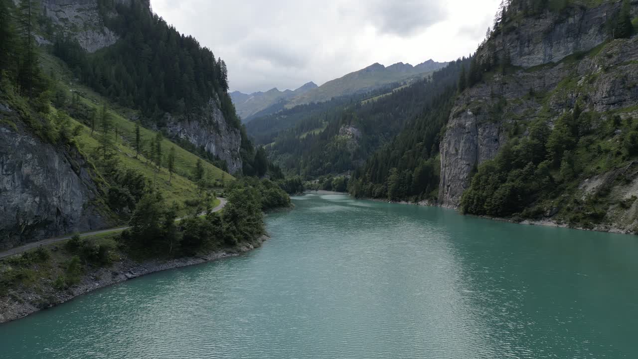 웅장한 산으로 둘러싸인 강 구름이 가득한 하늘은 물  ⁇ 을 따라 달리는 극적인 풍경의 길을 만 ⁇ 니다 울창한 녹색으로  ⁇ 인 인상적인 산맥 아름다움과 웅장함 당신의 다음 모험