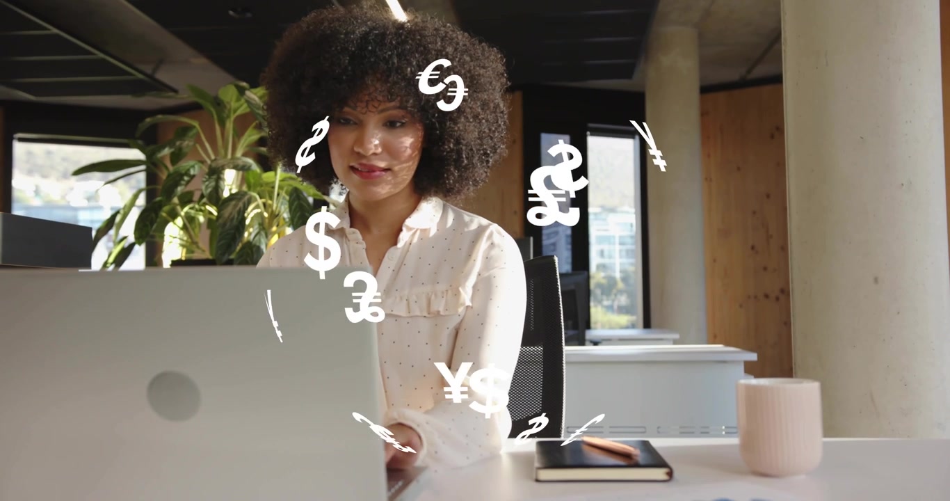 Femme ouvrant un ordinateur portable et tapant, faisant tourbillonner des symboles monétaires, visualisant des données financières.