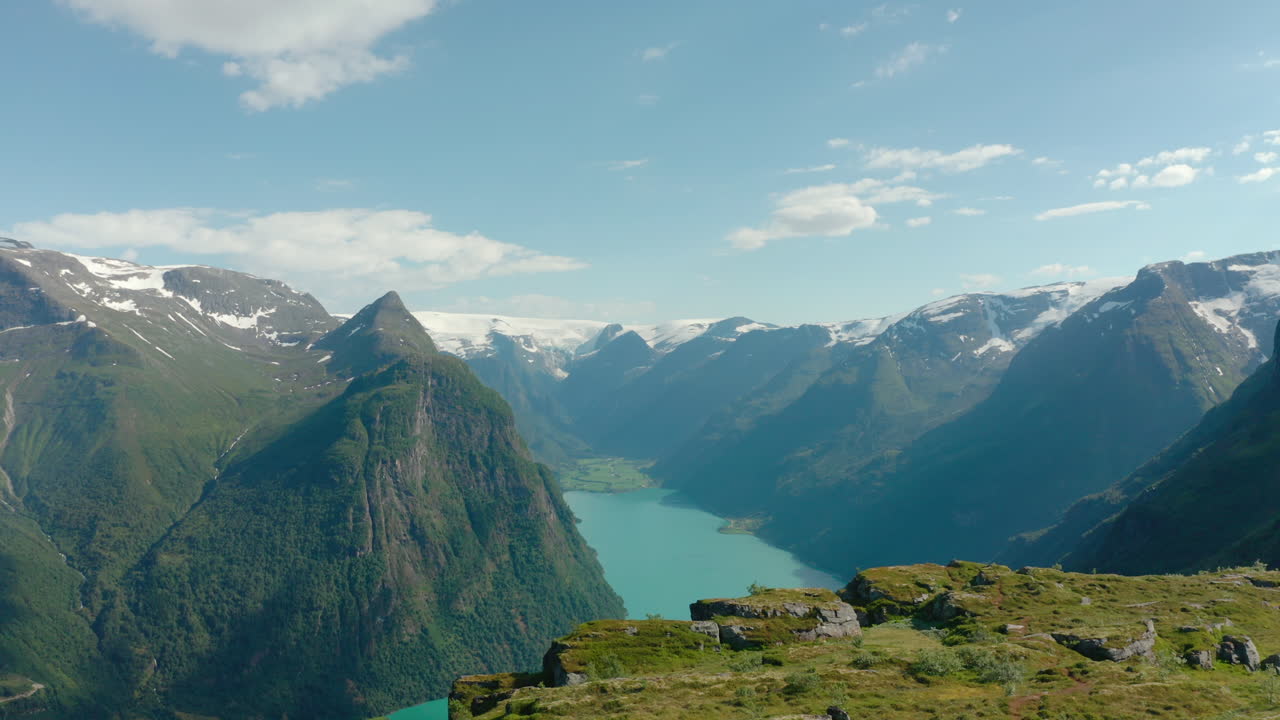 paisaje acuático azul del lago oldevatnet en el valle de oldedalen en el pueblo antiguo, noruega
