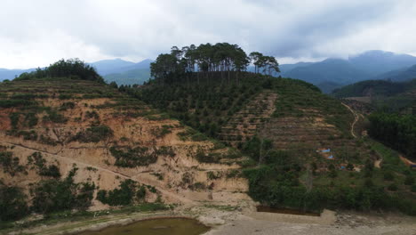antena dando vueltas hacia atrás sobre el sitio de deforestación en el sur de vietnam