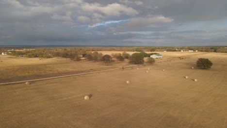 Drohne-über-Bewölktem-Himmel-über-Zentral-Texas-Mit-Offenen-Feldern-Und-Heuhaufen