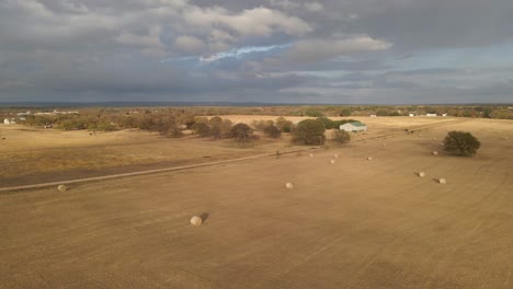 Drone-Sobre-Cielos-Nublados-Del-Centro-De-Texas-Con-Campos-Abiertos-Y-Bolas-De-Heno