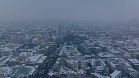 Imágenes-Panorámicas-Aéreas-De-Edificios-Nevados-En-El-Centro-De-La-Ciudad.-Volar-Por-Encima-De-La-Calle-Friedrichstrasse,-Larga-Y-Recta.-Berlín,-Alemania