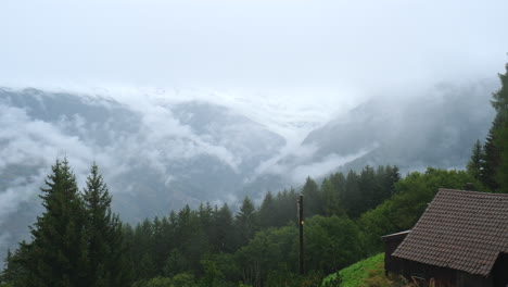 Increíble-Lapso-De-Tiempo-De-Nubes-En-Movimiento-Sobre-El-Valle-Verde