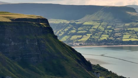 La-Carretera-De-La-Costa-De-Antrim-En-Irlanda-Del-Norte.