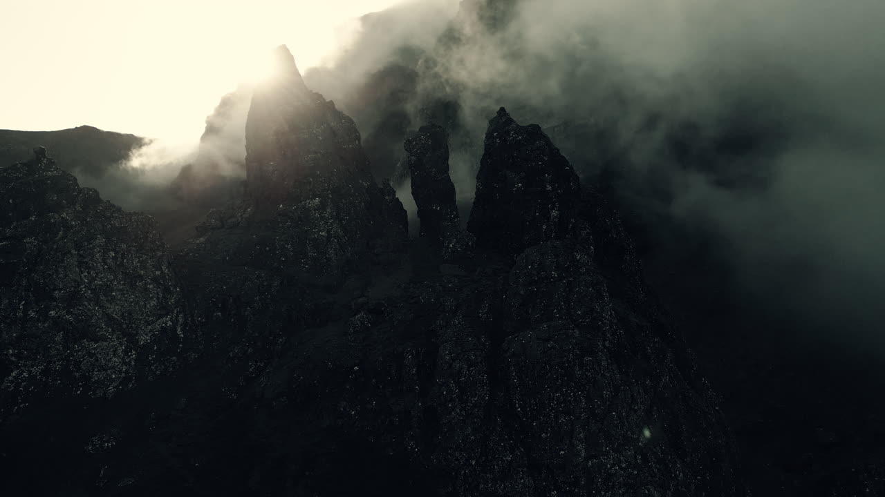 las cimas de las montañas brumosas