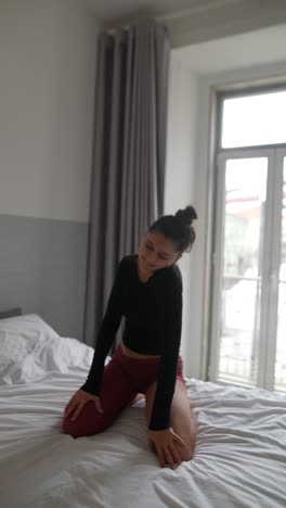 mujer haciendo ejercicio en el dormitorio