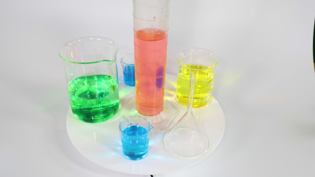 다양한 색의 액체, 컵 및 실린더