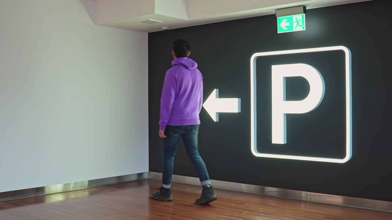 주차장을 향해 걸어가 벽에 부딪히는 남자, 슬로우 모션 보기