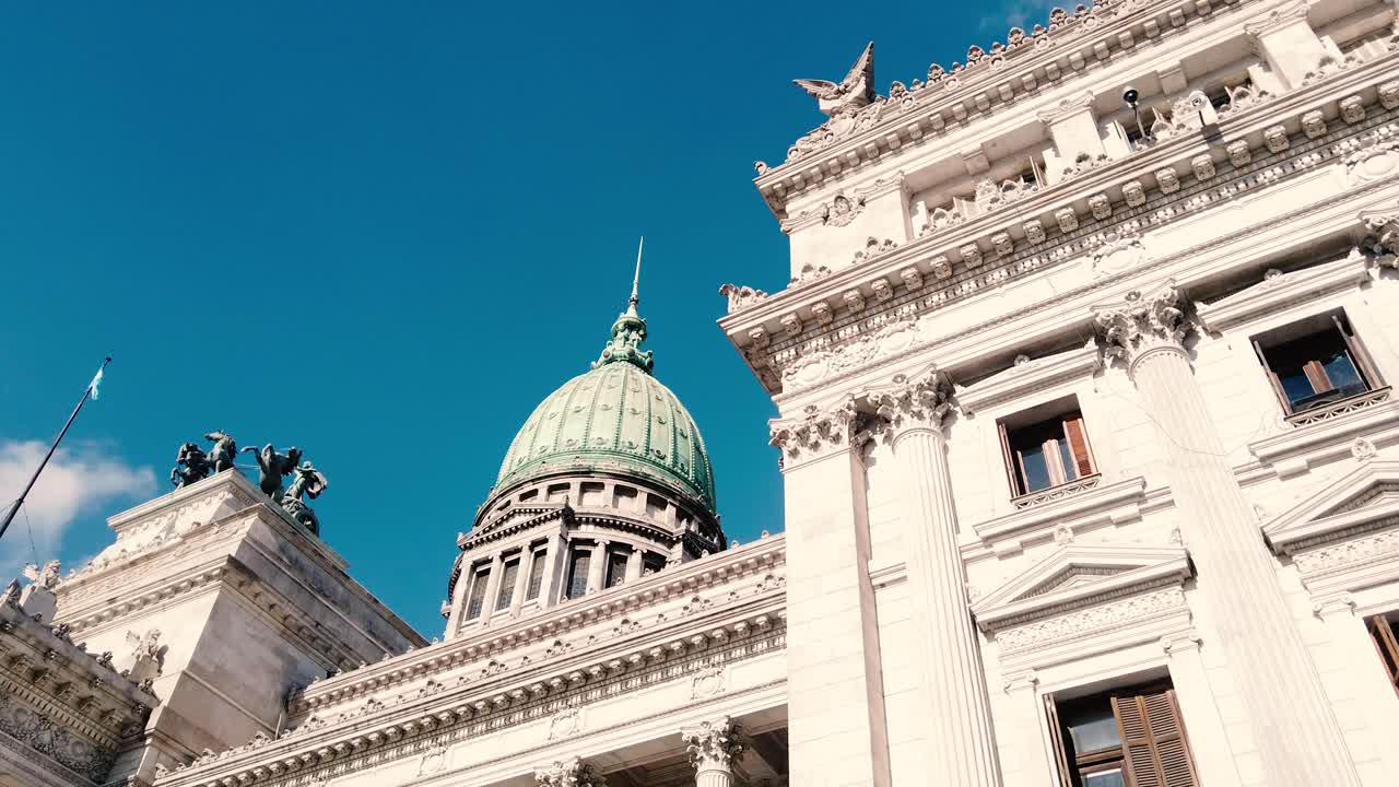 Cúpula verde do Palácio do Congresso Nacional em Buenos Aires, Argentina. Arquitetura icónica de um marco histórico.