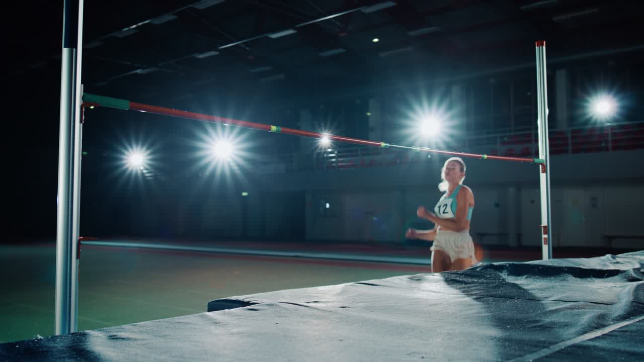 높은 점프 챔피언십: 전문 여성 운동 선수가 달리고 성공적으로 바를 뛰어넘는 것; 진정한 챔피언의 결단력, 동기 부여, 노력; 극적인 빛, 에서 ; 느린 동작.