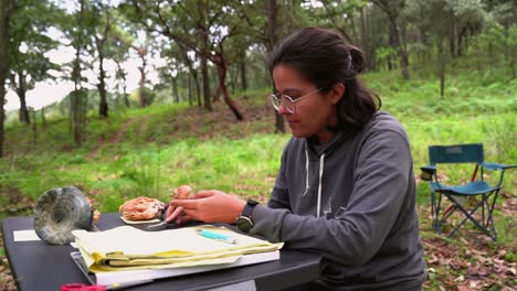 Seta-De-Corte-Femenina-En-La-Naturaleza