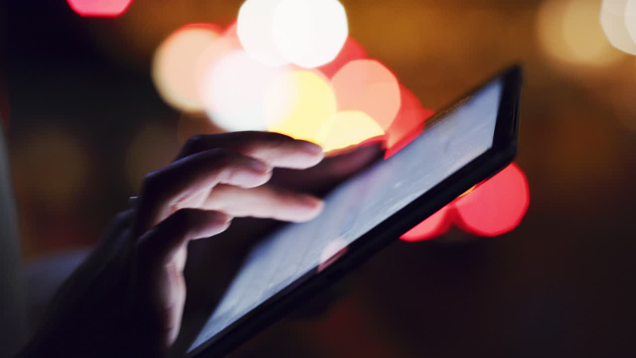 ella siempre mantiene las pestañas en el mundo de los negocios