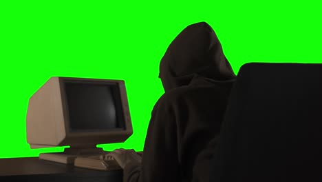 el hombre encapuchado hackea datos secretos de una vieja computadora.