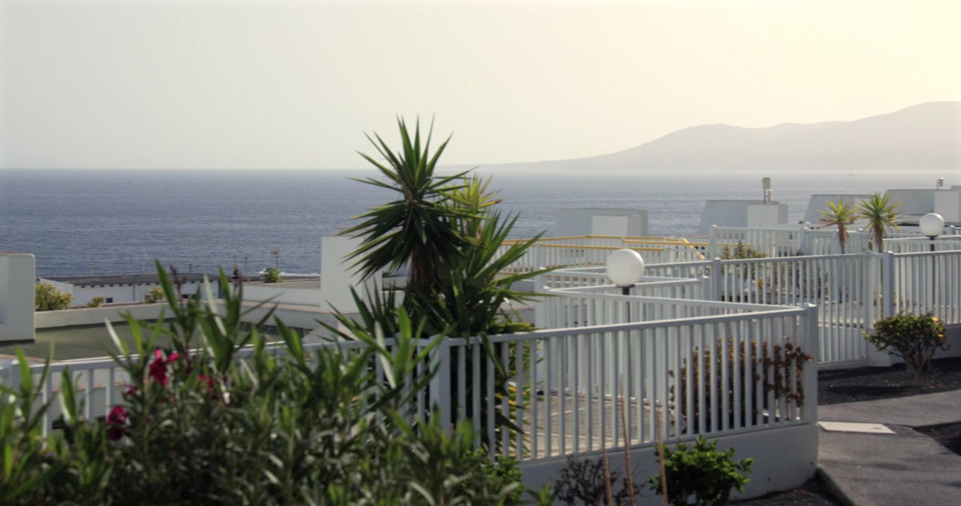 Ampia panoramica rivolta a ovest su edifici imbiancati a calce a Puerto del Carmen, Lanzarote, Isole Canarie.