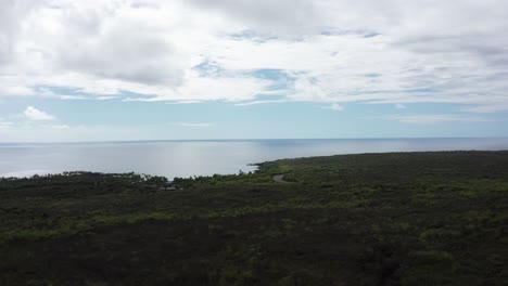 Toma-Aérea-Amplia-De-La-Bahía-De-Honaunau-Con-El-Parque-Histórico-Nacional-Pu&#39;uhonua-O-Honaunau-A-Lo-Largo-De-La-Costa-De-La-Gran-Isla-De-Hawai&#39;i