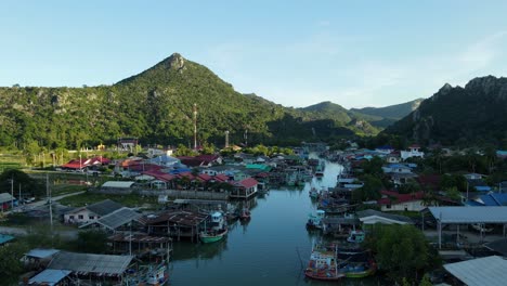 Drones-Se-Deslizan-Hacia-La-Izquierda-Revelando-Este-Pintoresco-Pueblo-Pesquero,-Pueblo-Pesquero-De-Bang-Pu,-Parque-Nacional-Sam-Roi-Yot,-Prachuap-Khiri-Khan,-Tailandia