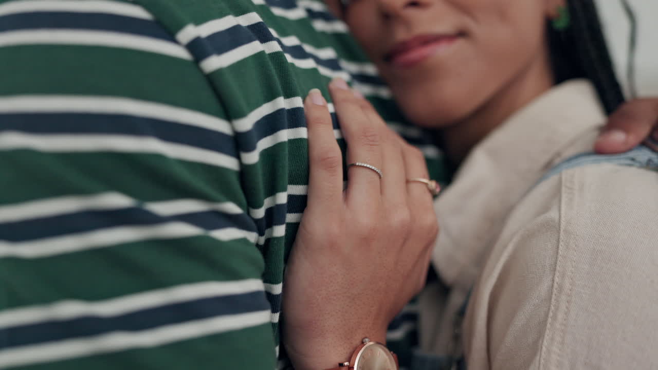 pareja, primer plano y abrazo en casa por amor