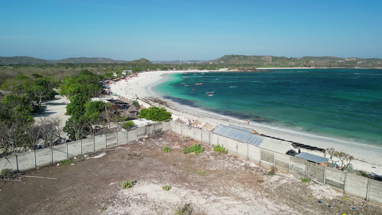 foto aérea de la playa de lombok tanjung aan, indonesia con las vibrantes aguas turquesas