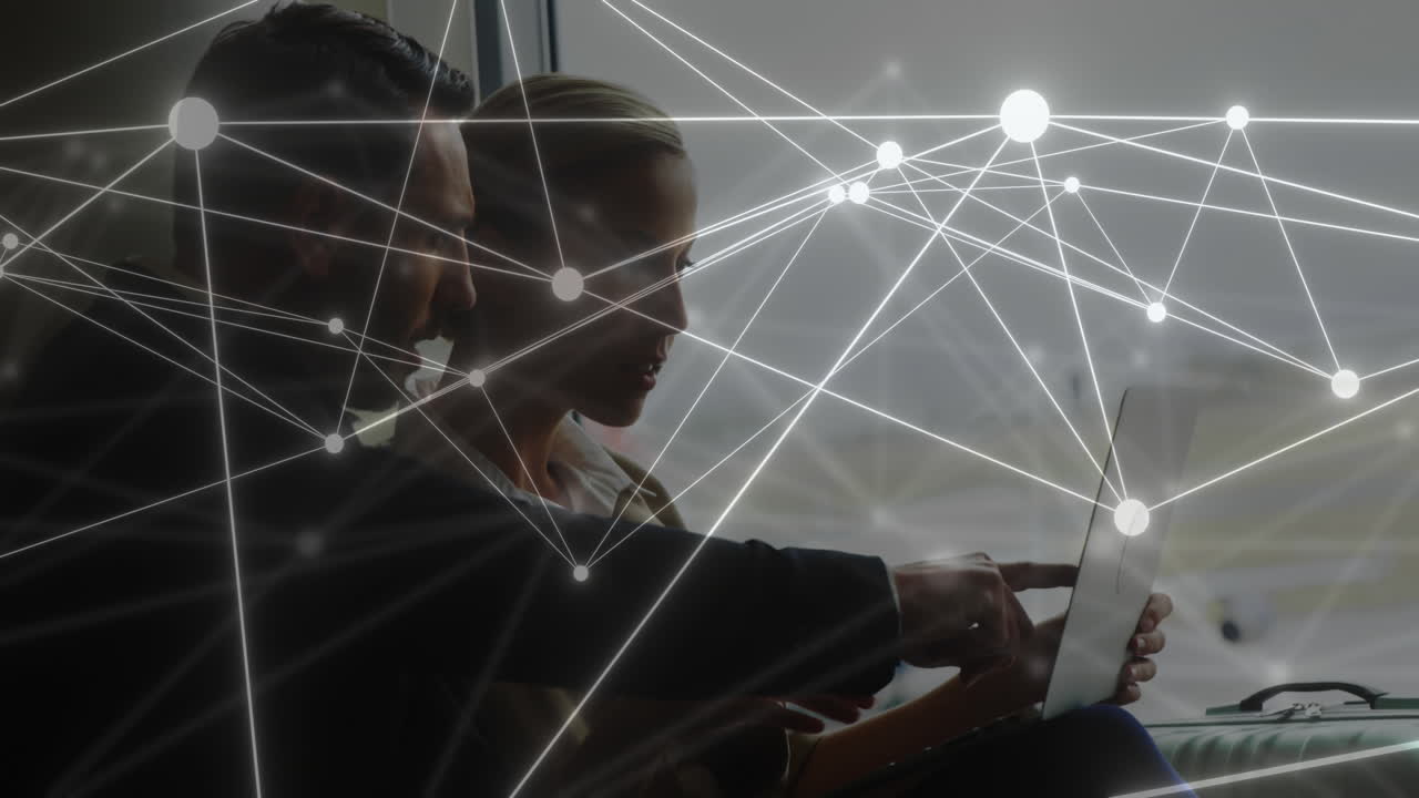 animación de datos y red de conexiones a través de empresarios caucásicos que utilizan computadoras portátiles