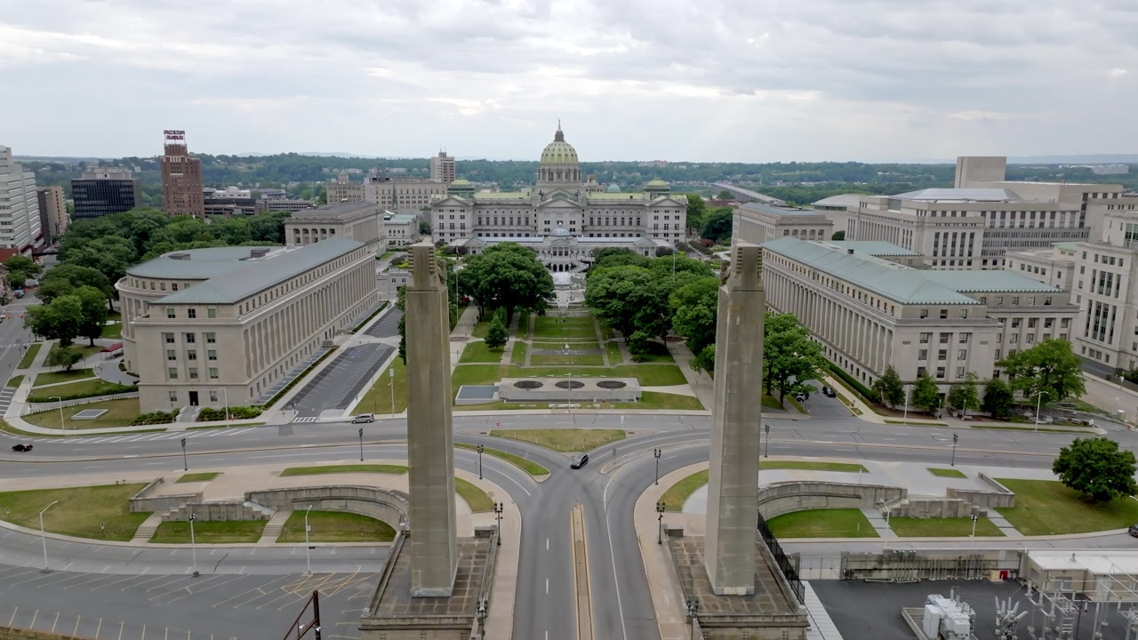 Pennsylvanias delstatshovedstadsbygning og Harrisburg, Pennsylvania skyline med stabil dronevideo