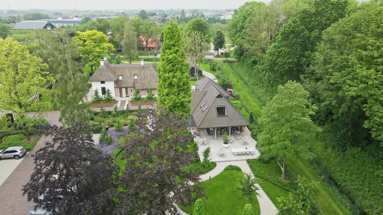 прекрасный вид с воздуха на современный ресторан с большой террасой и вдохновляющим зеленым садом