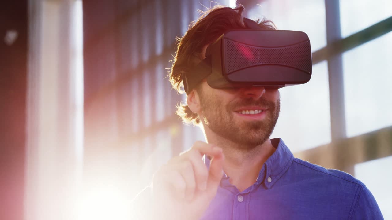 L'uomo con l'auricolare realtà virtuale
