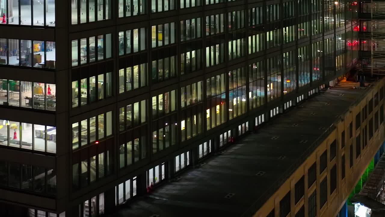 Veduta aerea ad alta quota degli isolati urbani di Manhattan di notte