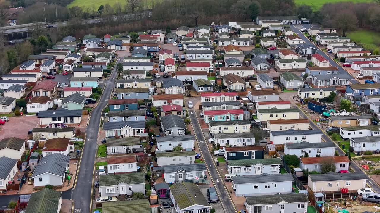 Drone-flyover i fremadgående retning viser mobilhomes og A121 nær Waltham Abbey M25