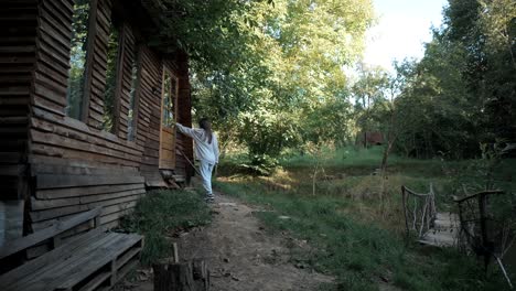 女人進入一個小屋在大自然中,在室外,露營