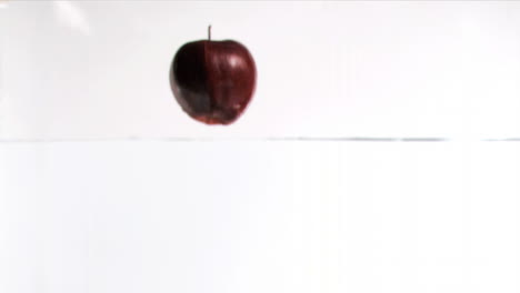 Apple-falling-into-water-in-super-slow-motion