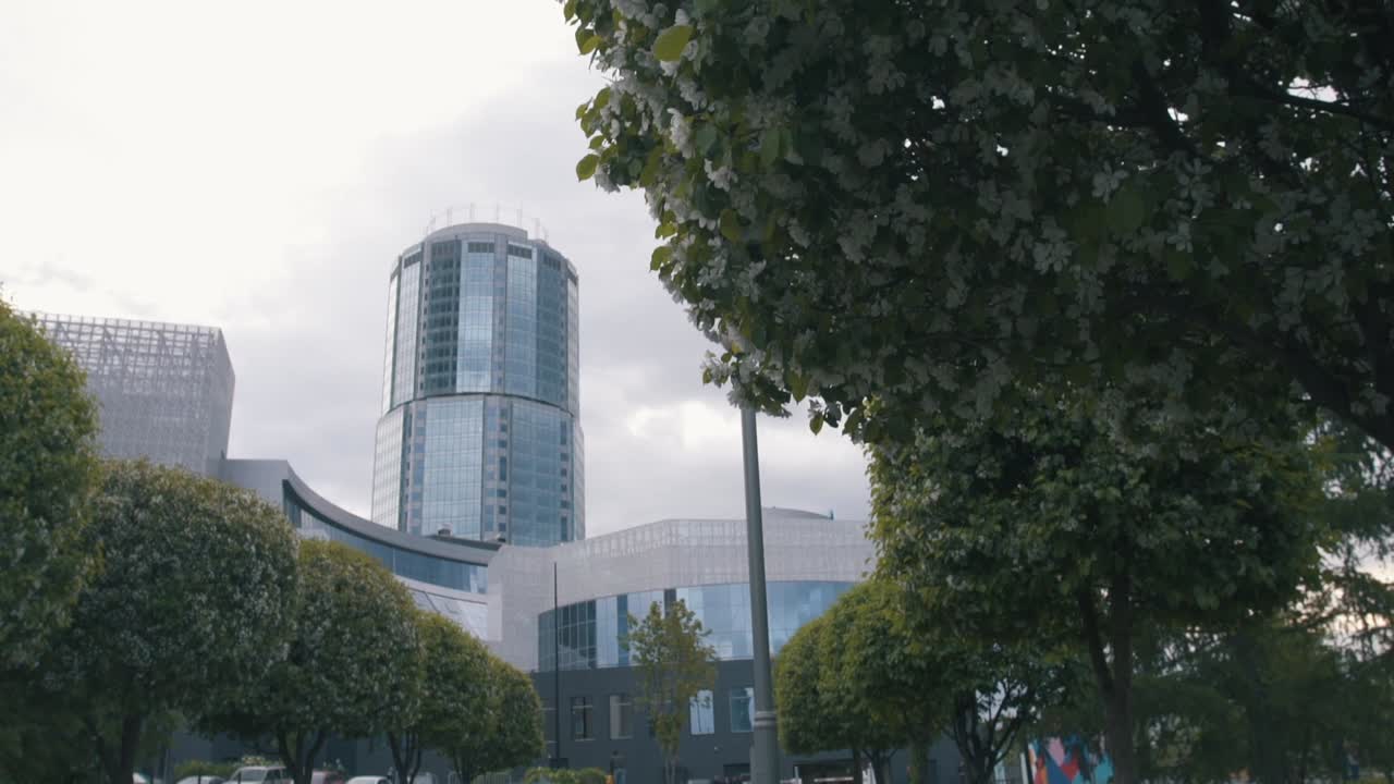 paisaje urbano moderno con árboles y flores