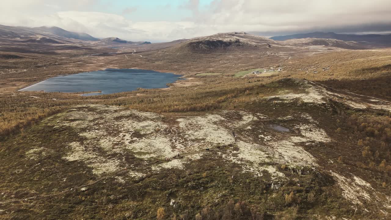 Majestueus Noors landschap en groep mensen die te paard op avontuur gaan, luchtfoto
