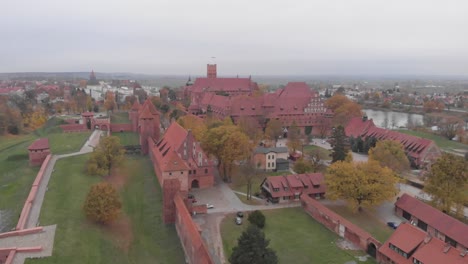 Aerial-shoot-of-the-biggest-brick-castle-in-the-world,-located-in-Malbork,-Poland