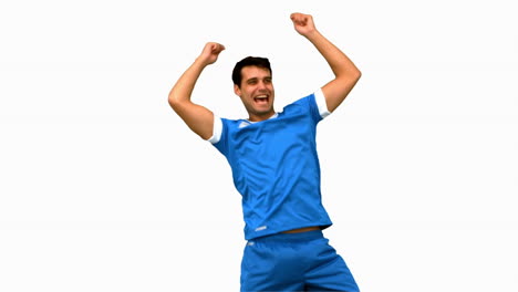 feliz jugador de fútbol gestando después de un gol en la pantalla blanca