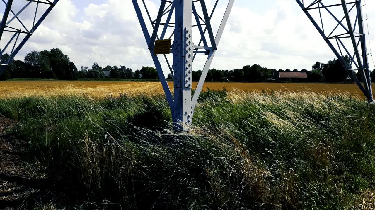 toma suave de una torre de alta tensión de baja a alta, 's-gravenpolder, zelanda, países bajos