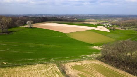 Vuelo-Aéreo-Sobre-Campos-Agrícolas-Belgas-En-Un-Día-Nublado