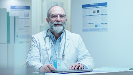 médico en el consultorio