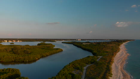 Plataforma-Rodante-Aérea-En,-Ecosistema-De-Manglares-De-Agua-Salada,-Playa-Al-Atardecer,-Costa-De-Florida