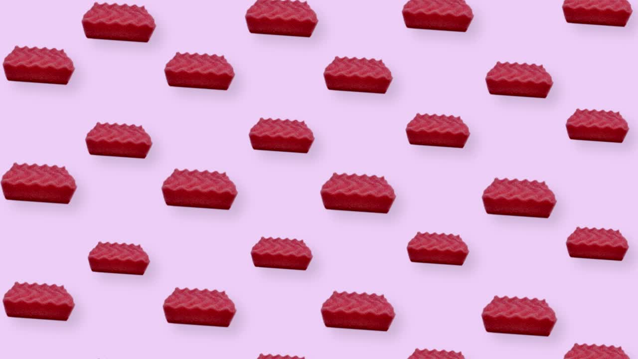 patrón colorido de esponjas de cocina rosadas en fondo púrpura. patrón sin costuras con esponja. vista superior. animación realista. movimiento de video 4k