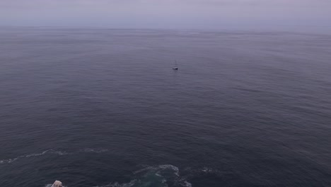 Toma-Aérea-Alejándose-De-Un-Velero-Cerca-De-Big-Sur,-California