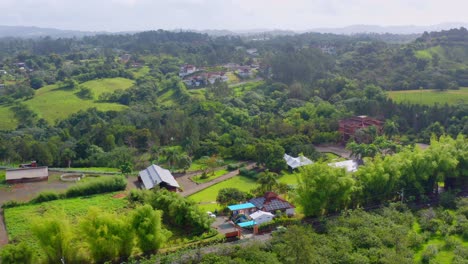 多米尼加共和國 jarabacoa 的一座由植物和山脈包圍的小村莊的美麗空中拍攝